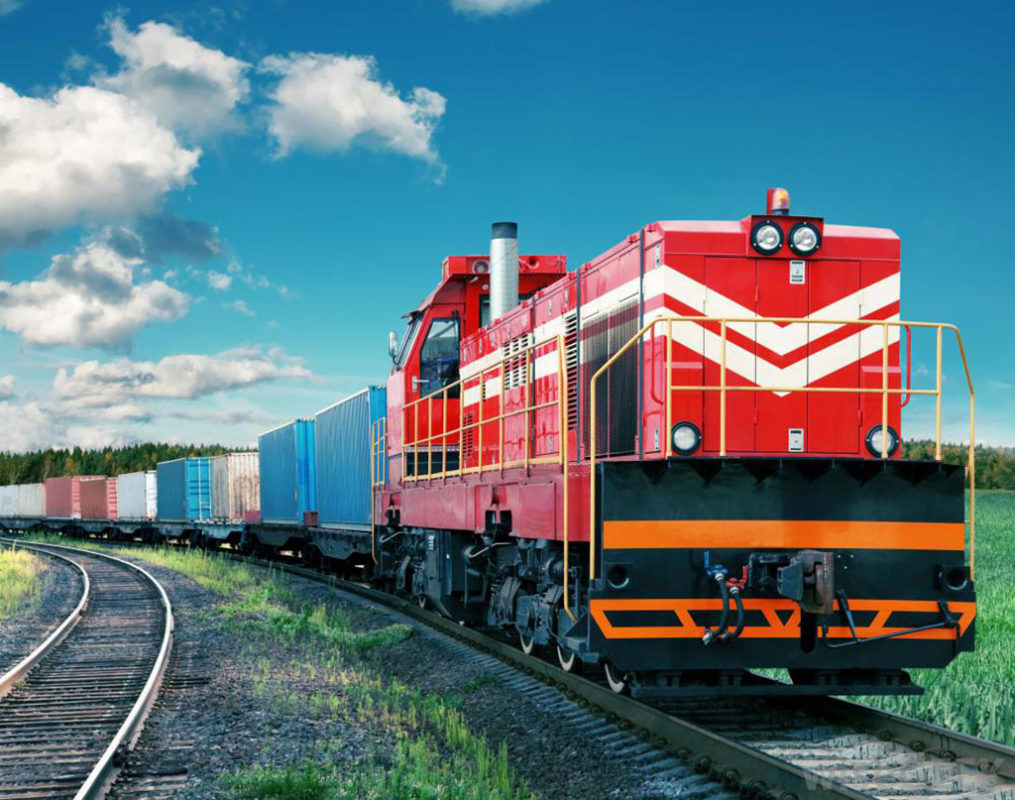 Đường sắt là hình thức vận tải hàng Bắc – Nam quan trọng.